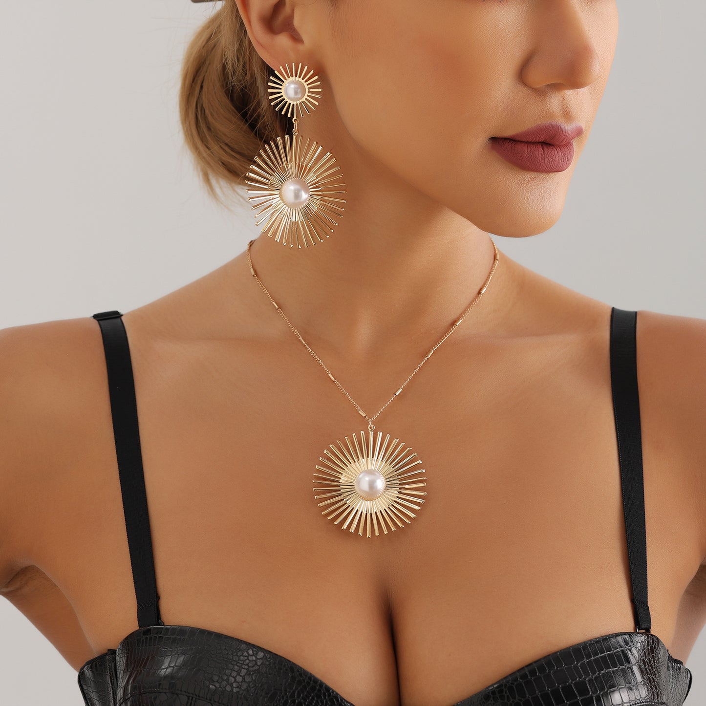 Collar con colgante floral geométrico de moda para mujer, hecho de aleación con cadena tipo relicario con acabado galvanizado