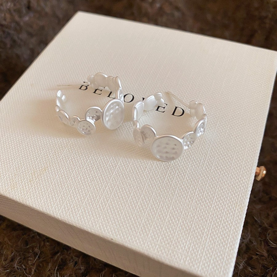 Pendientes de metal geométricos minimalistas con incrustaciones de diamantes de imitación y acabado cepillado para mujer