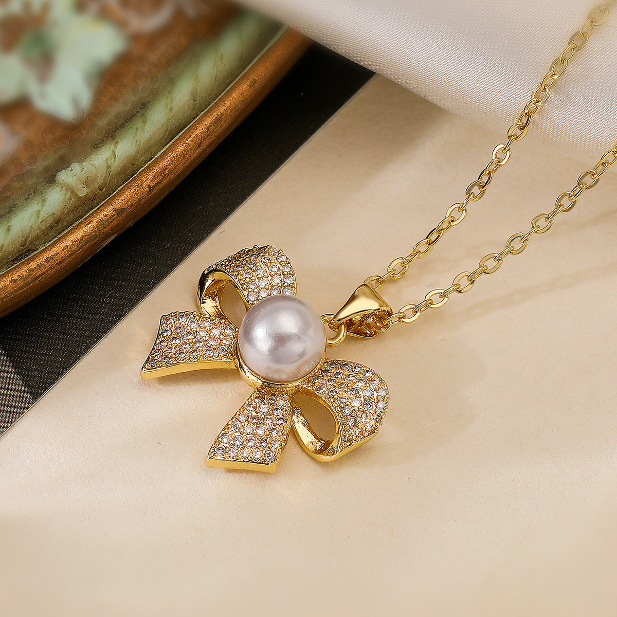 Elegant Minimalist Heart-Shaped Copper Pendant Necklace with 18K Gold Plating and Zircon for Women