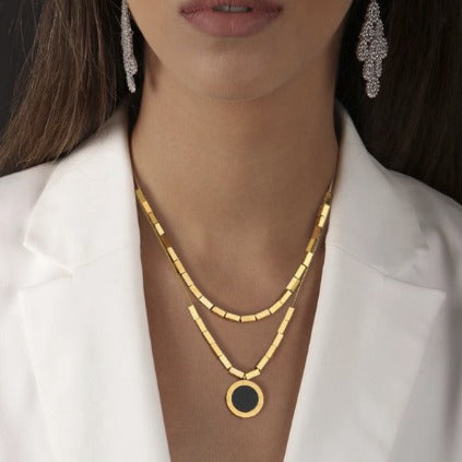 Collar con colgante minimalista geométrico redondo de doble cara en blanco y negro con números romanos de acero de titanio con acabado chapado en cadena de serpiente