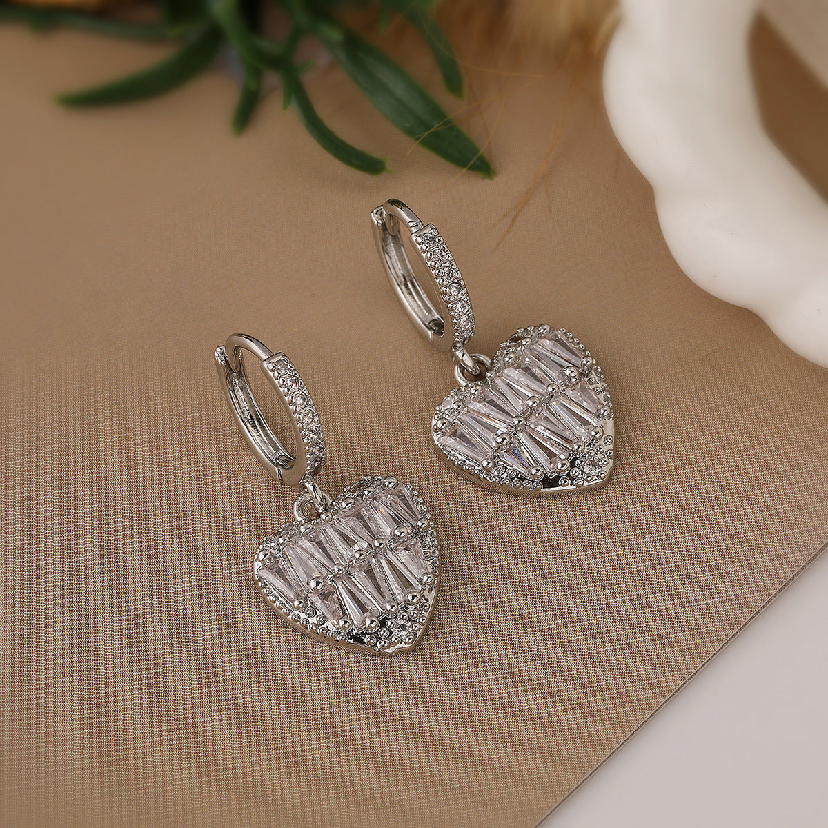 Orecchini a forma di cuore geometrico minimalista in zircone per donne con base in rame