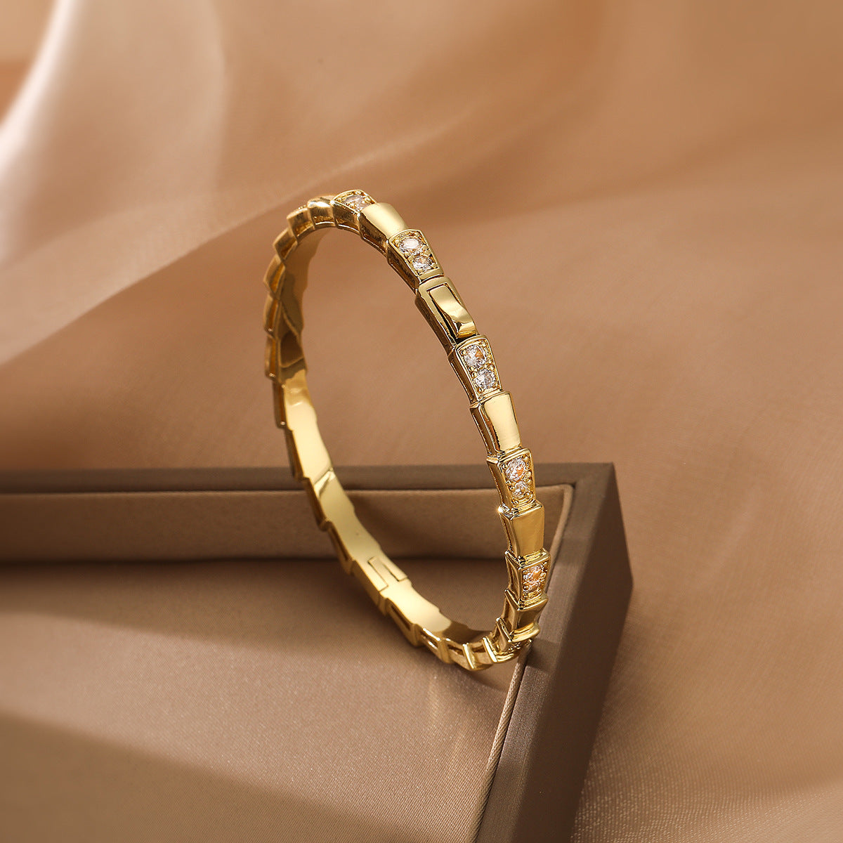 Bracciale Minimalista da Donna in Rame a Forma Irregolare con Placcatura Oro e Intarsio di Zirconi
