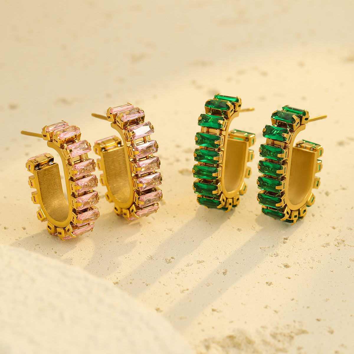 Aretes Minimalistas en Forma de U de Acero Inoxidable con Incrustaciones de Circones y Baño de Oro de 18K para Mujer