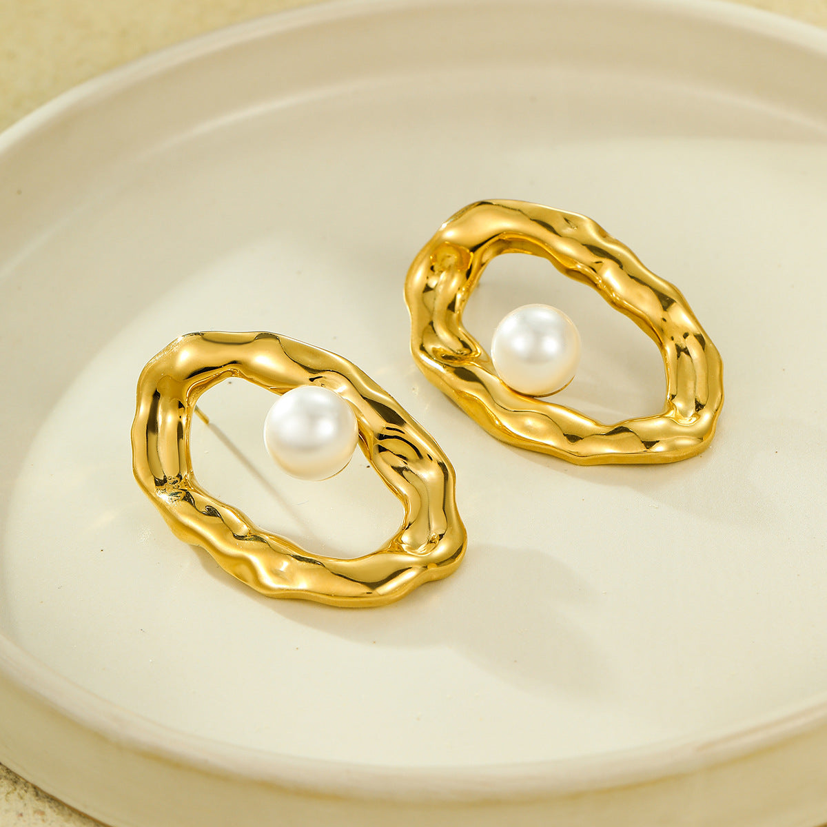 Orecchini a perno geometrici piegati vintage in acciaio inossidabile cavo con intarsio di perle per donne