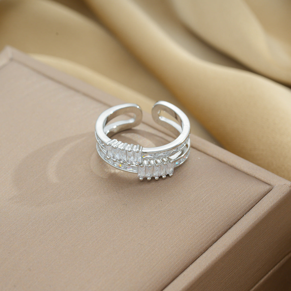 Anillo de acero de titanio geométrico ajustable de lujo minimalista para mujer con circonita micropavé de doble capa