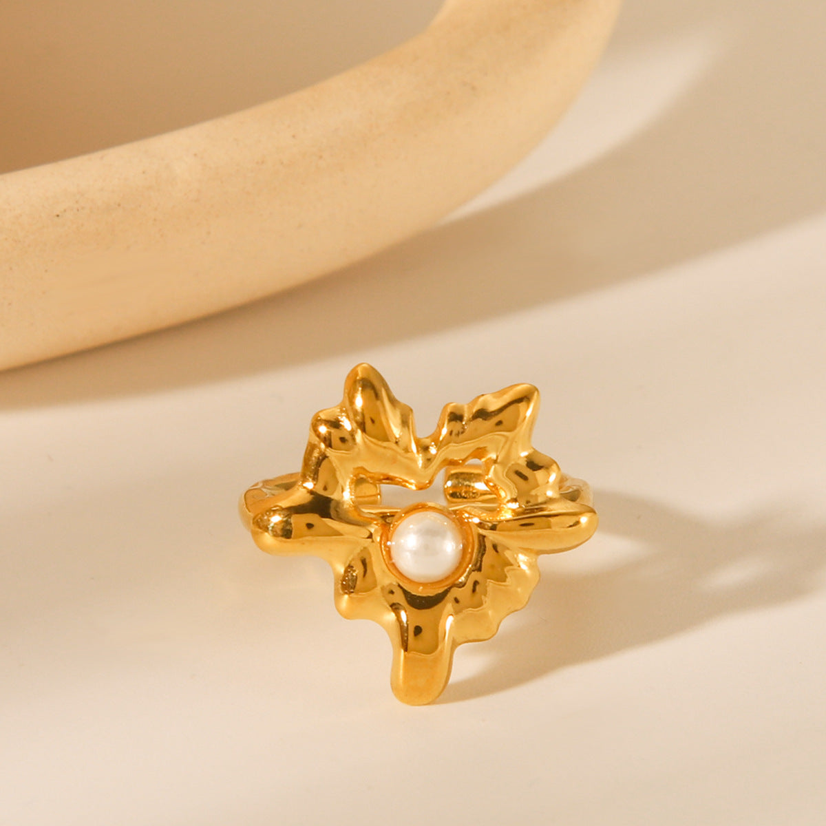Vintage French Style Ruffled Radiating Heart-Shaped Stainless Steel Ring with Pearl Inlay for Women