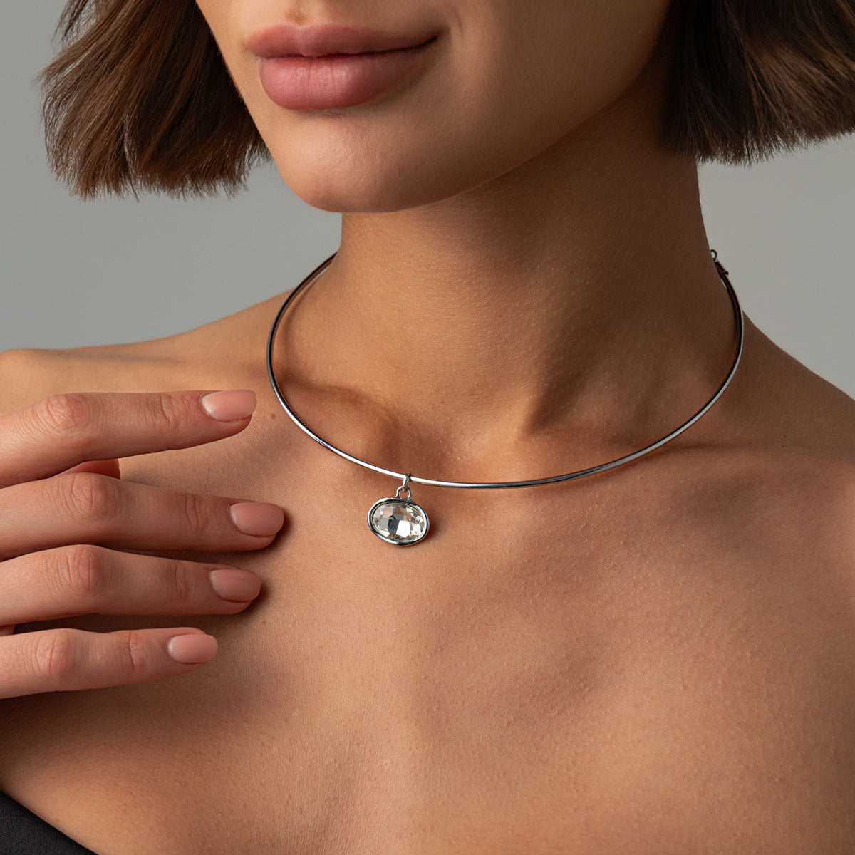 Minimalist Oval Geometric Rhinestone Plated Zinc Alloy Pendant Choker Necklace for Women