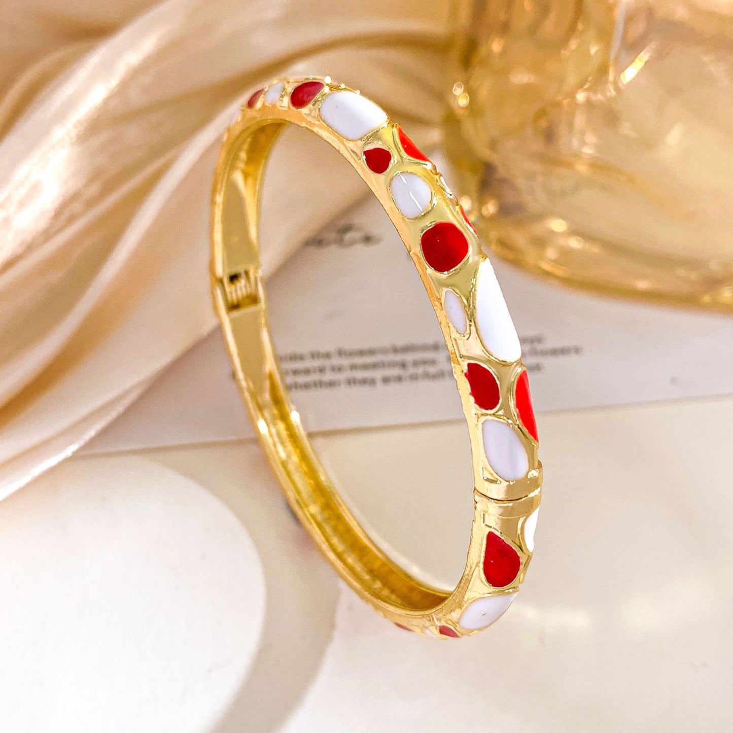 Bracciale in lega smaltato a pois alla moda con intarsio di strass