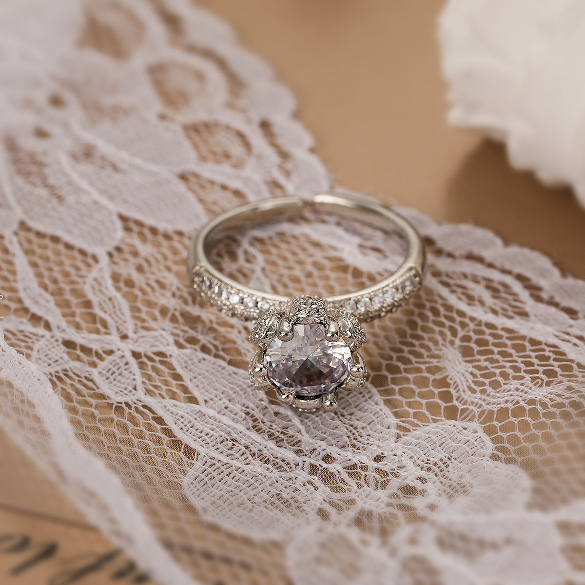 Anello Aperto Geometrico Minimalista da Donna in Ottone Placcato Oro Vero con Intarsio di Zirconi