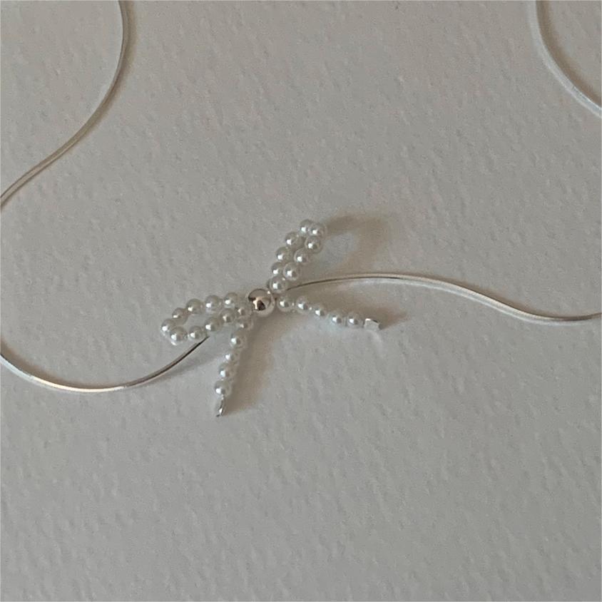 Collana con ciondolo a fiocco minimalista in argento sterling 925 con accenti di perle su catena a maglie