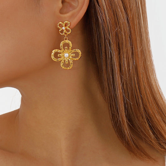 Pendientes florales geométricos huecos, dulces y atrevidos, de aleación con incrustaciones de perlas simuladas y acabado galvanizado para mujer