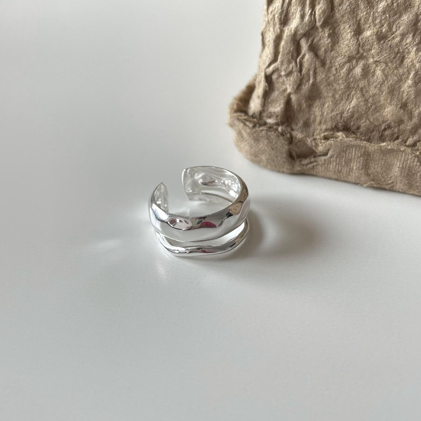 Anello da donna minimalista irregolare in argento a doppia trama, in argento sterling 925 con dettaglio di superficie concava-convessa