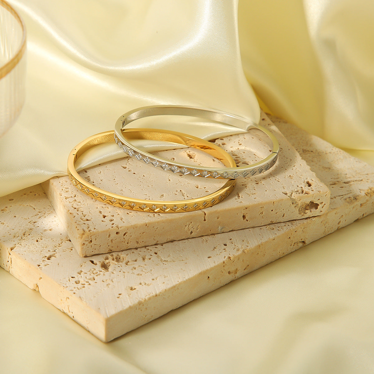 Minimalist Stainless Steel Plated 18K Gold Rhombus Shape Inlaid Rhinestone Bracelet for Women