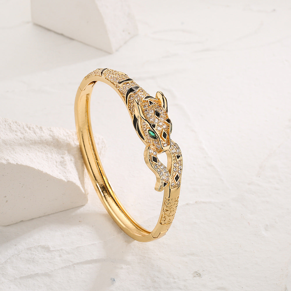 Bracciale Rigido Aperto Geometrico a Forma di Leopardo alla Moda da Donna Realizzato in Ottone con Placcatura in Oro Vero e Zirconi Micro-Incastonati