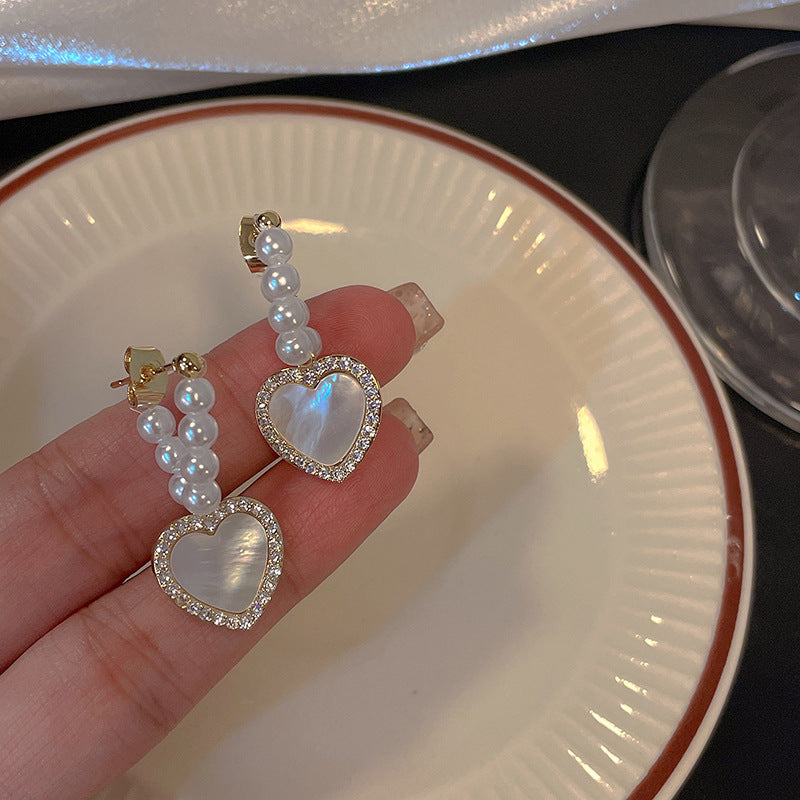Elegantes pendientes florales de perlas con postes de plata chapados en oro para mujer