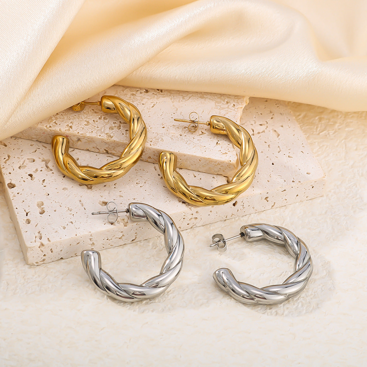 Orecchini a Cerchio Geometrici a C da Donna in Acciaio Inossidabile con Finitura Placcata in Oro 18K Sottovuoto