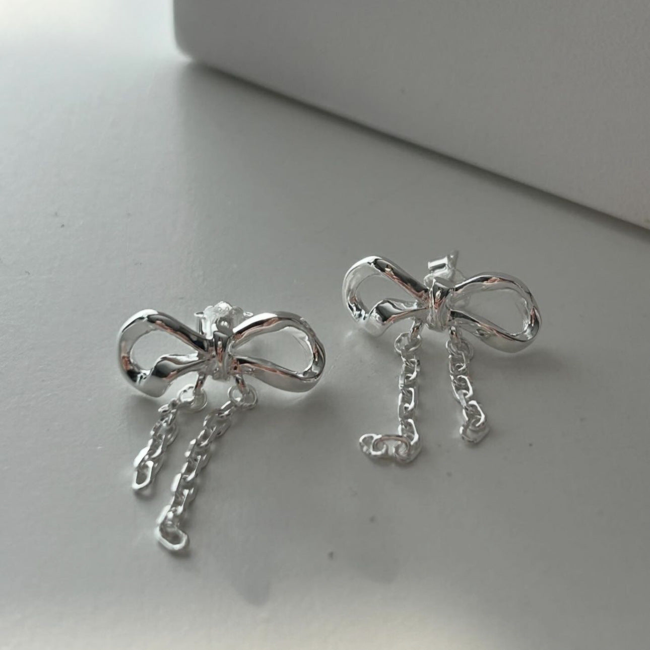Pendientes Minimalistas de Lazo Chapados en Plata de Ley 925