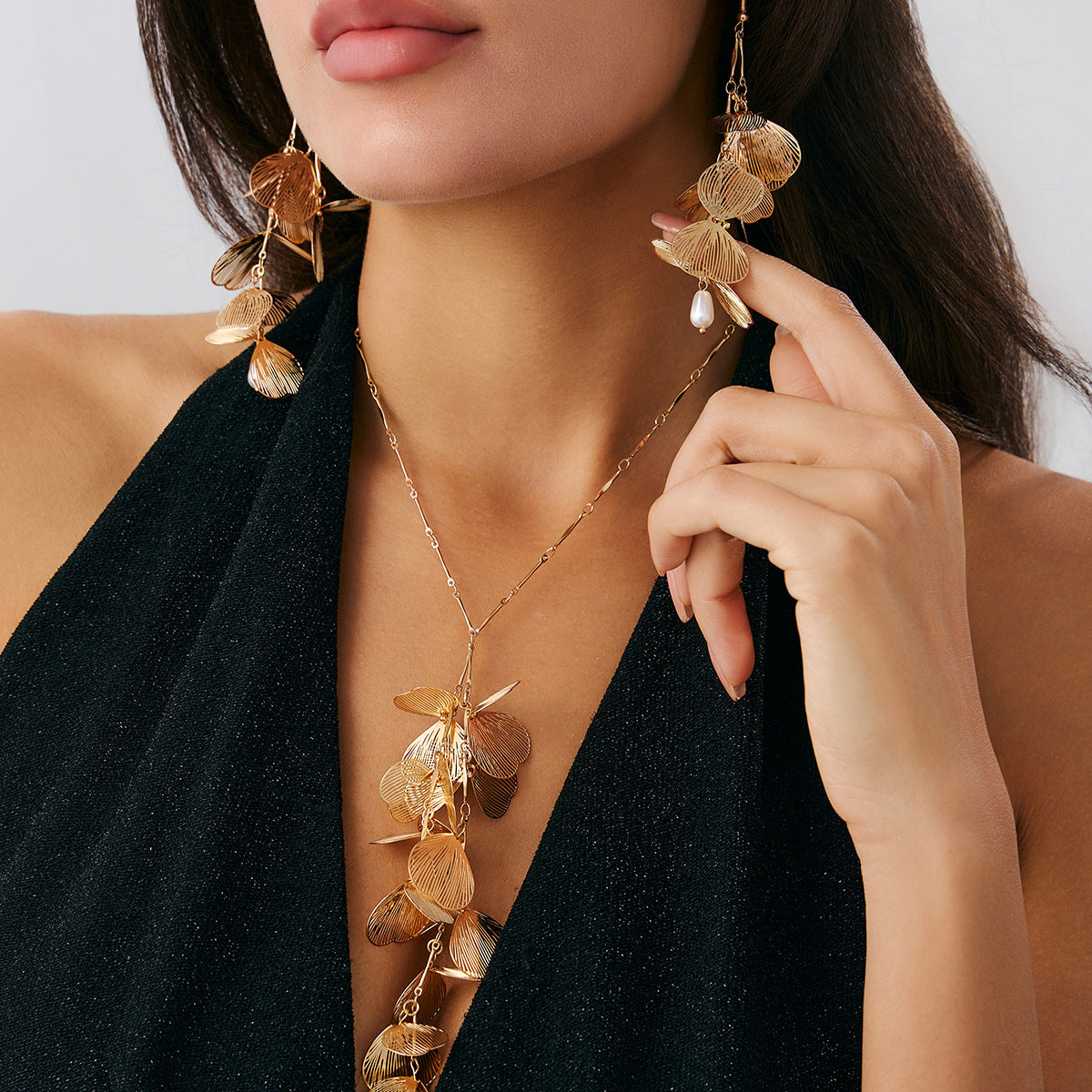 Collana Pendente Minimalista a Foglia di Ginkgo da Donna con Perla di Imitazione e Catena a Y in Metallo con Finitura Elettrodeposita