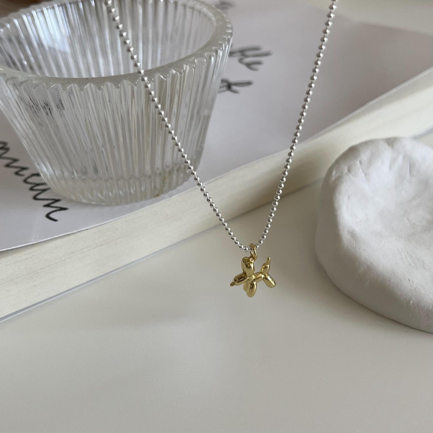 Collana con ciondolo a forma di cane minimalista da donna in argento sterling 925 con finitura lucida su catena a maglie a sfera