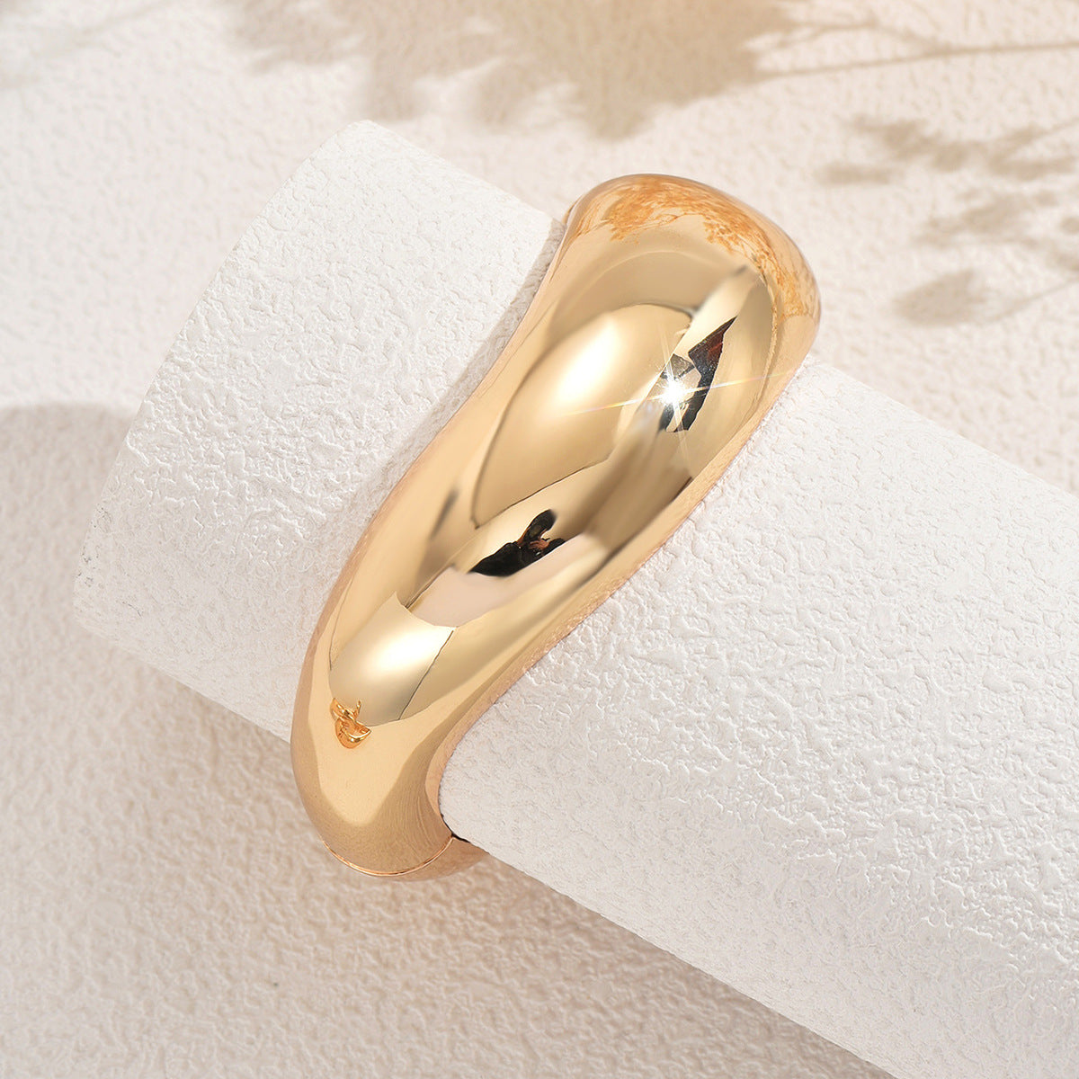 Bracciale geometrico in metallo lucidato per donna con placcatura in oro 18 carati, alla moda e versatile