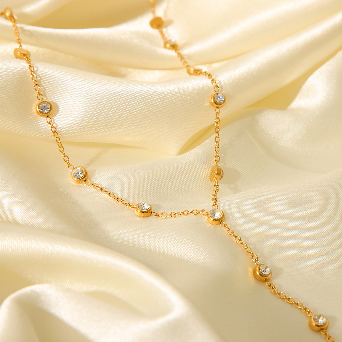 Collana con ciondolo geometrico minimalista in acciaio inossidabile placcato oro 18 carati e strass, design a nappa a Y per donna