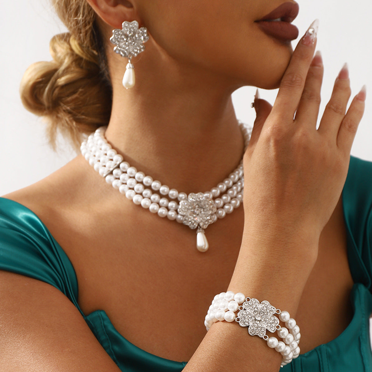 Elegante conjunto de collar con dije floral, perlas de imitación blancas y diamantes de imitación de cristal sobre aleación chapada en oro para mujer