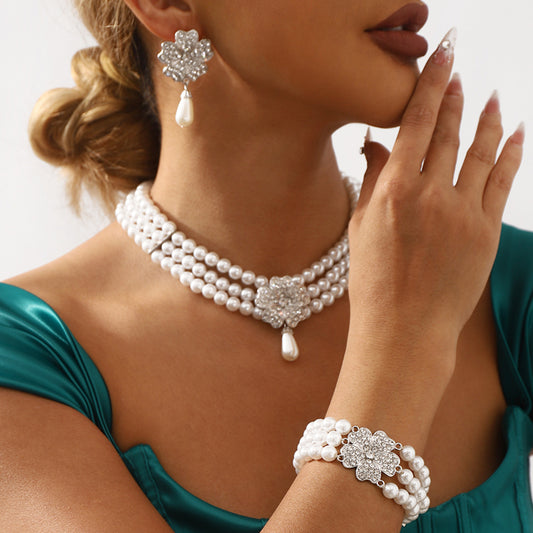 Elegante Collana con Ciondolo Floreale e Orecchini con Perle Bianche Imitazione e Strass di Cristallo su Lega Placcata Oro per Donna
