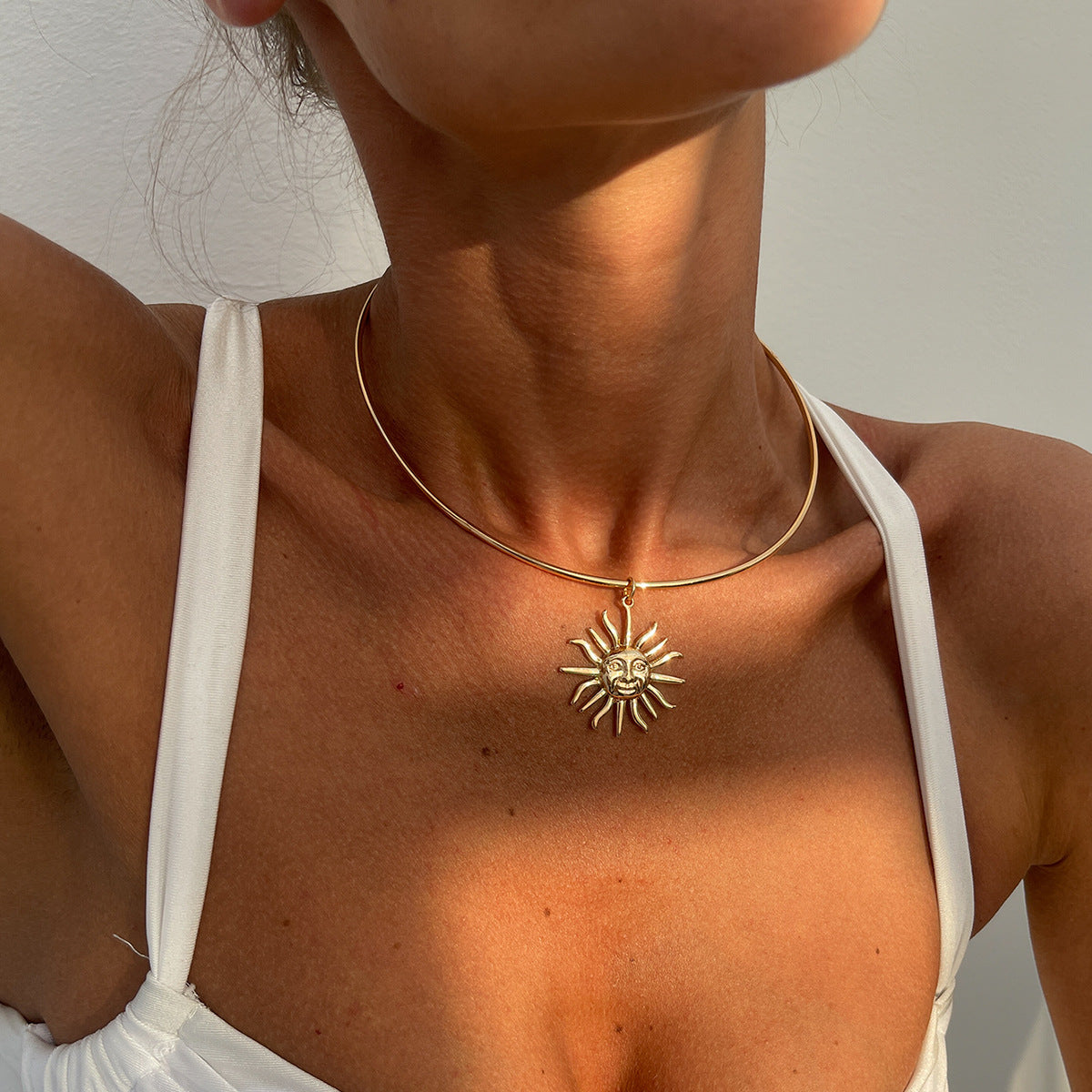 Collar Gargantilla Minimalista de Aleación de Zinc con Colgante de Sol Geométrico y Borla para Mujer