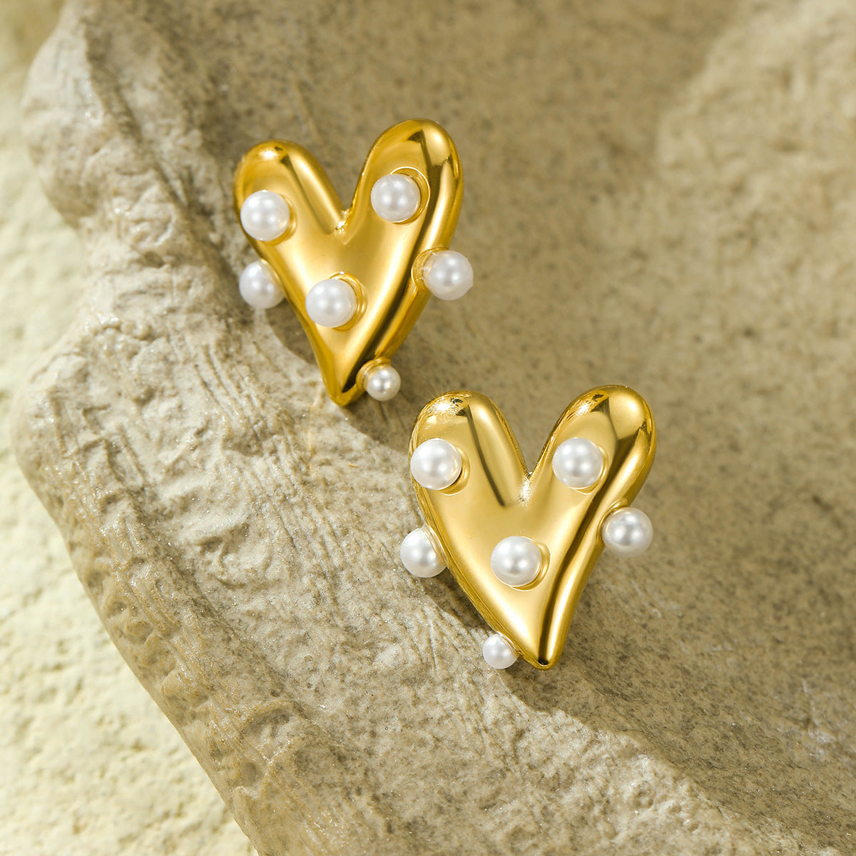 Juego de collar y pendientes de acero inoxidable con forma de corazón vintage, chapado en oro de 18 quilates al vacío y detalles de perlas
