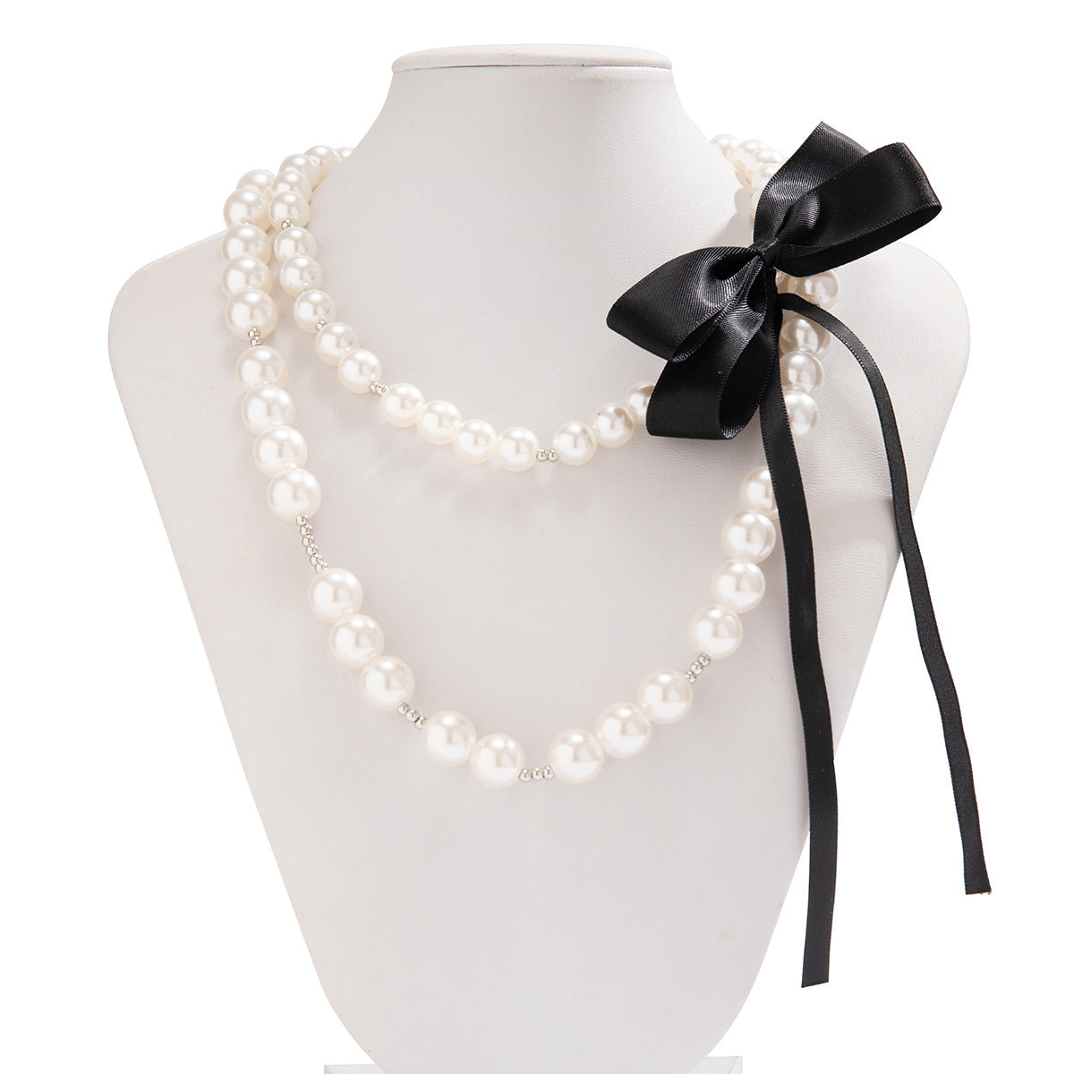 Collana di perle vintage chic con fiocco e dettagli geometrici su catena di perline