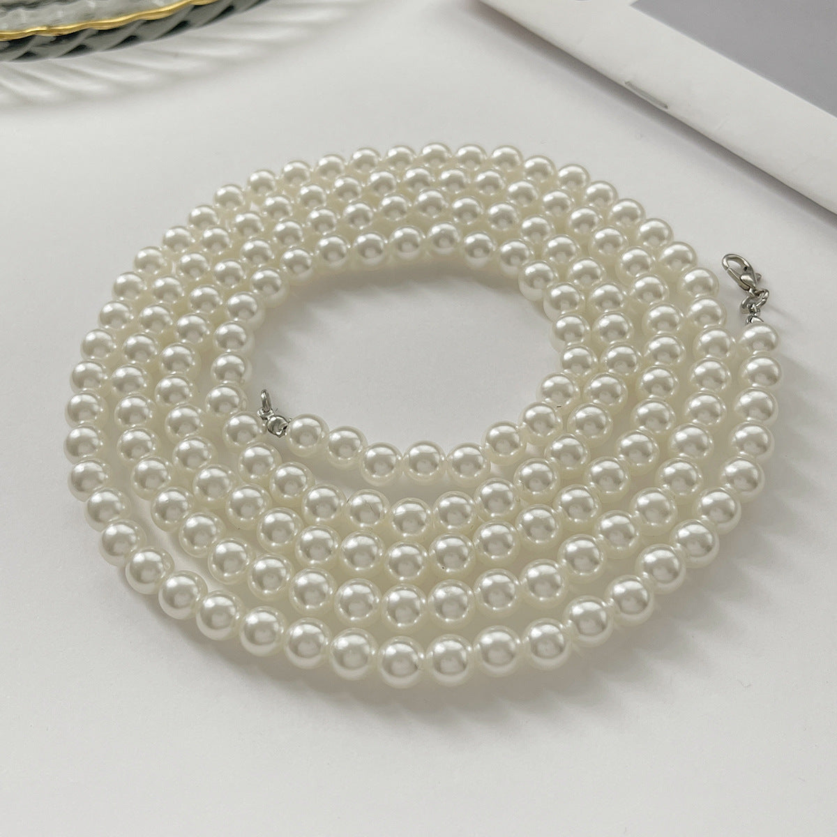 Cavigliera minimalista geometrica in plastica da donna con perline in resina ed elegante design a perla