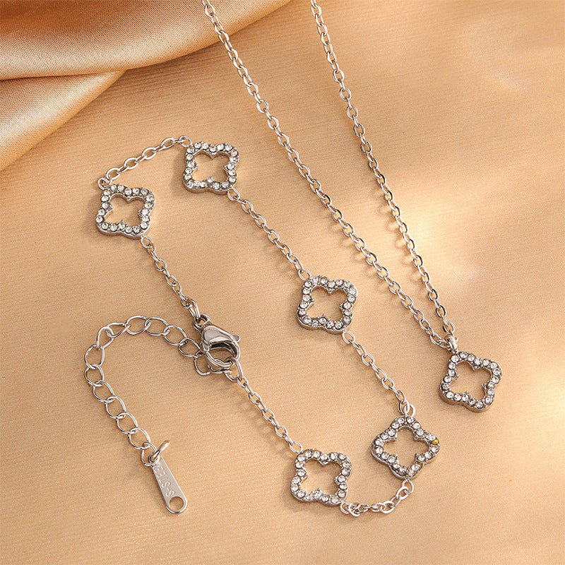 Elegante Juego de Collar de Acero Inoxidable con Trébol de Cuatro Hojas y Circonitas Cúbicas con Pulsera y Pendientes a Juego para Mujer