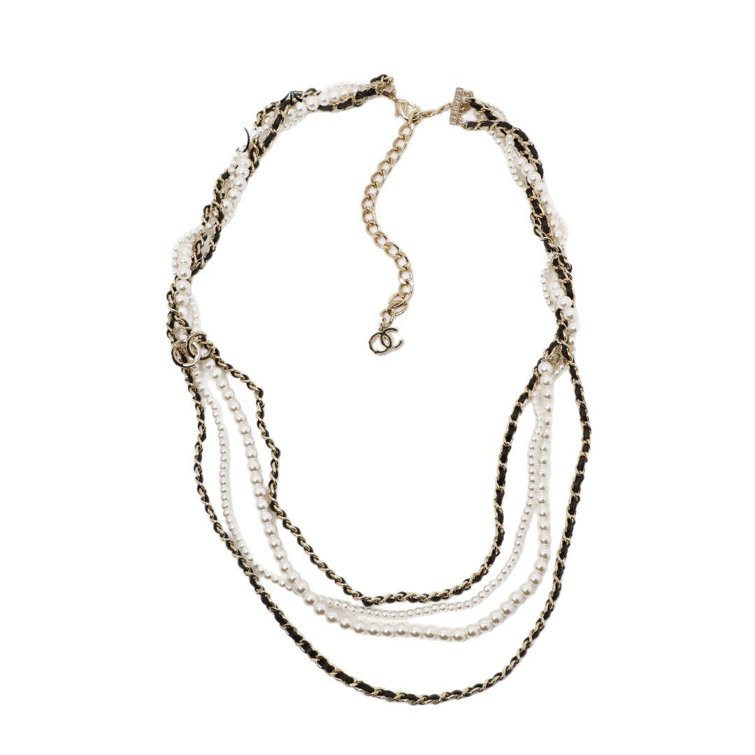 Collar de cadena con cuerda de perlas y letras de lujo elegante para mujer