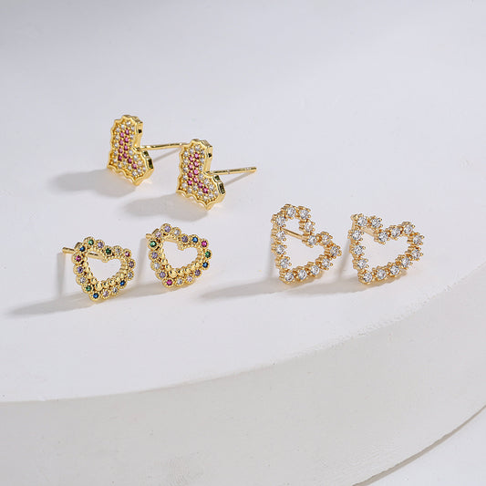 Pendientes minimalistas de cobre en forma de corazón con baño de oro de 18 quilates y circonitas micro-pavé para mujer