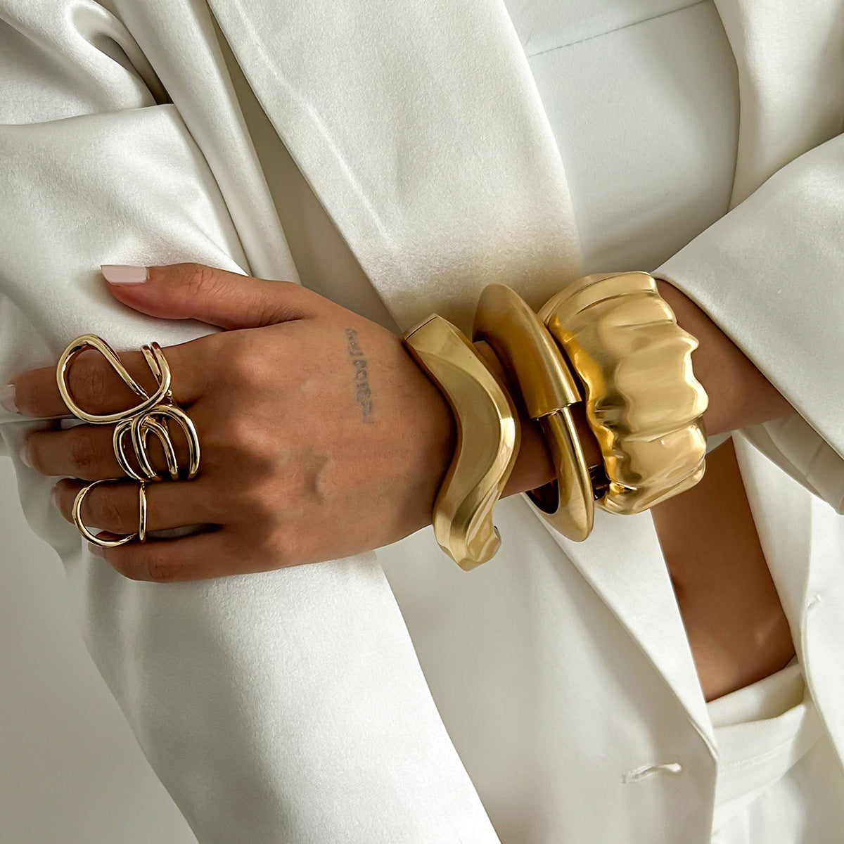 Pulsera de brazalete abierto ondulado irregular minimalista con cierre de resorte en acabado chapado en aleación para mujer