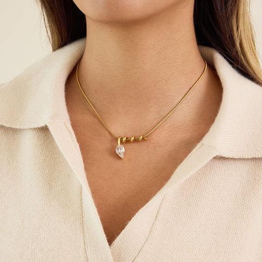Collana con Ciondolo Serpente Geometrico in Acciaio al Titanio con Intarsio di Strass Placcato per Donne