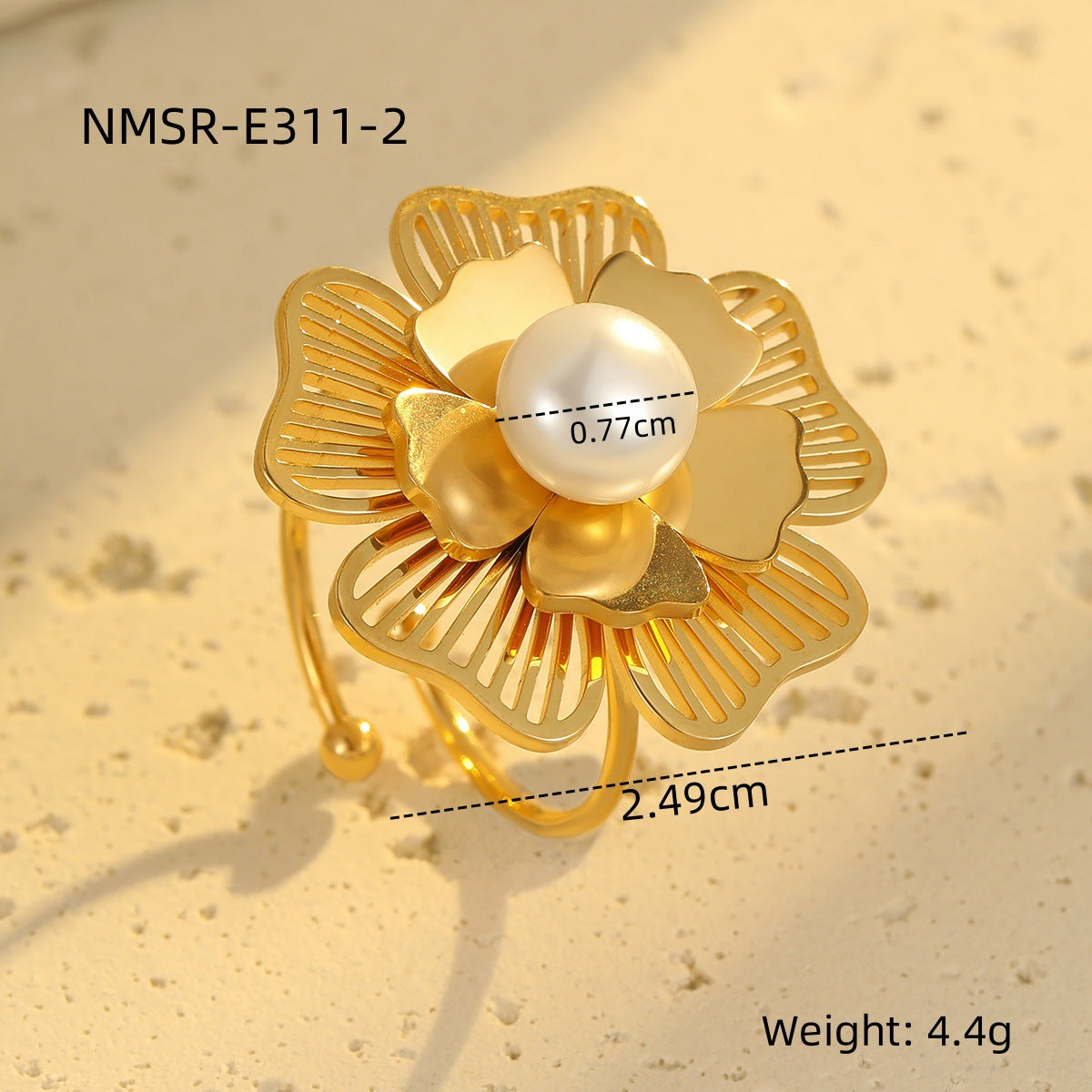 Anillo minimalista de acero inoxidable con flor de perlas calada y acabado chapado para mujer