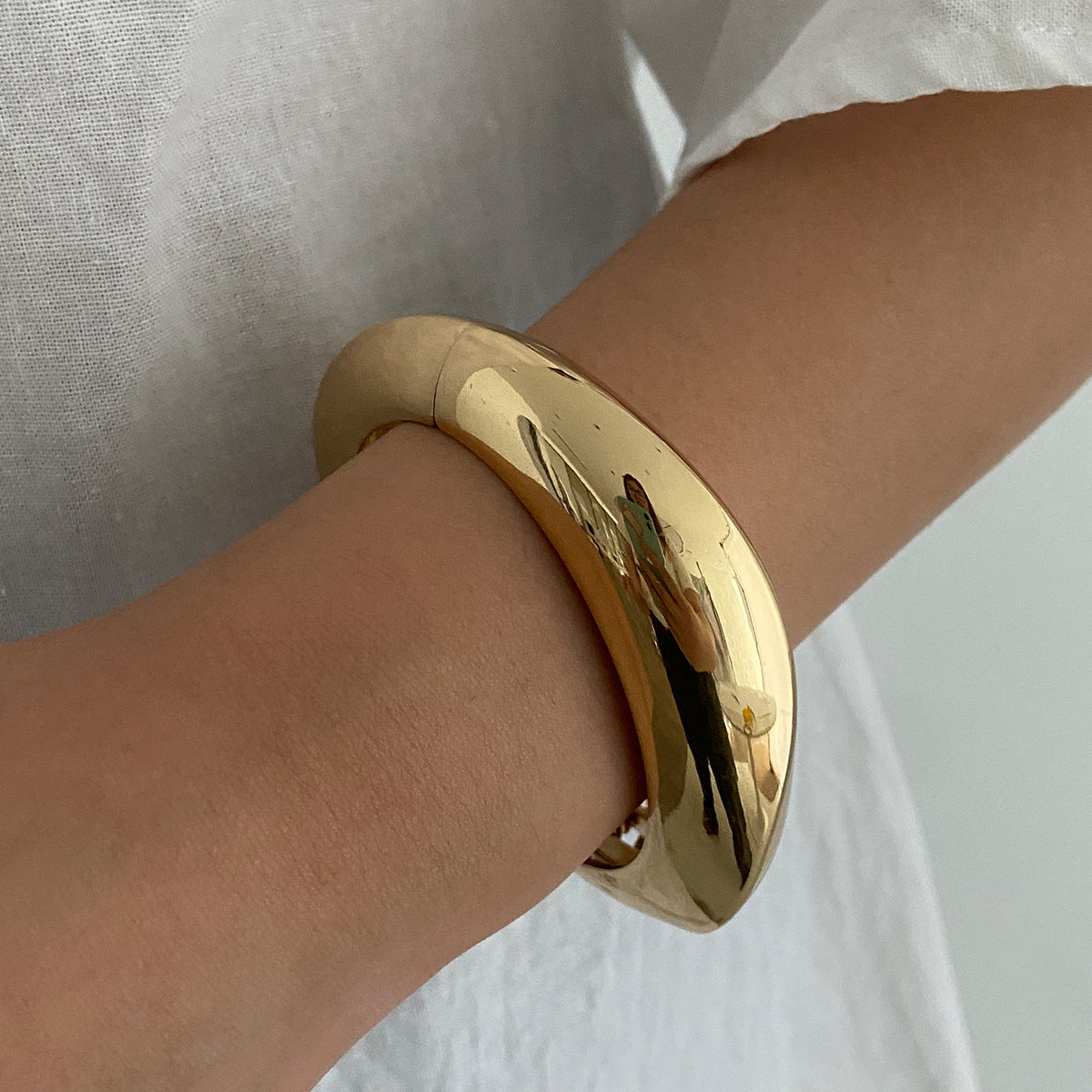 Pulsera geométrica minimalista de resina y metal con cierre de resorte para mujer