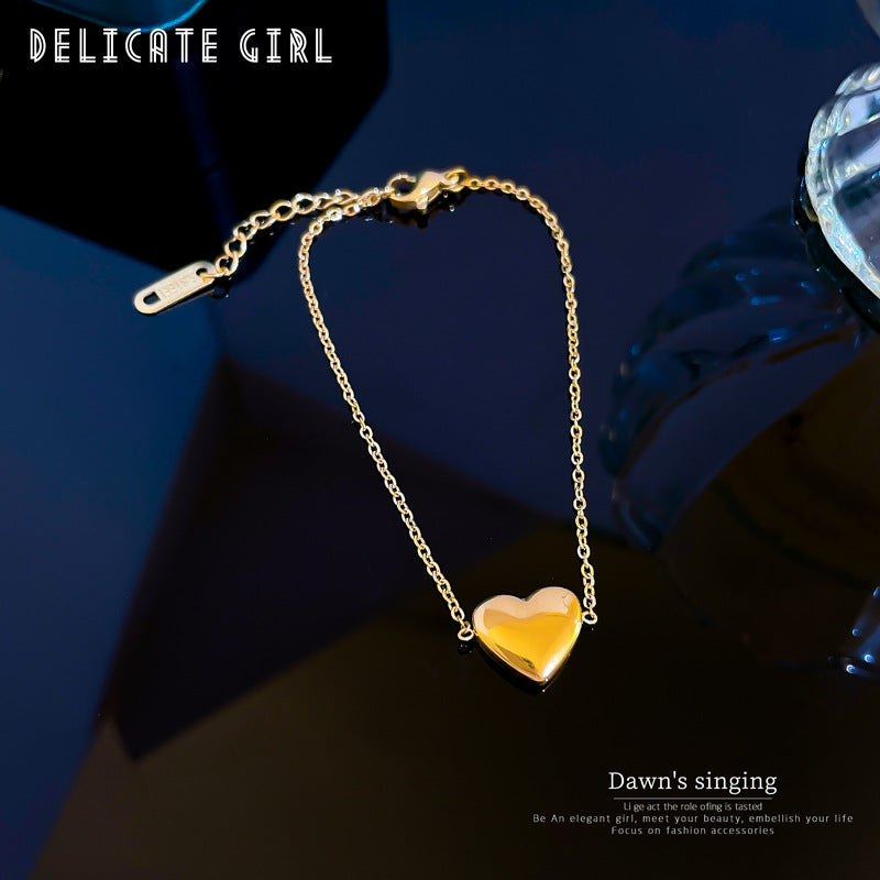 Bracciale a Cuore Minimalista in Acciaio al Titanio Tonalità Fredda per Donna con Intarsio Dorato e Texture Ondulata