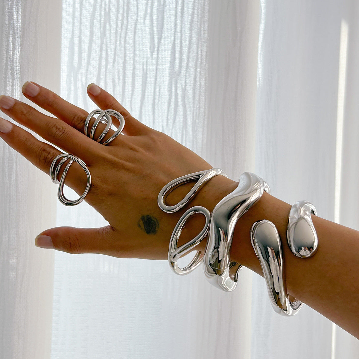 Pulsera Minimalista Asimétrica de Aleación Pulida con Doble Anillo y Cierre de Resorte para Mujer