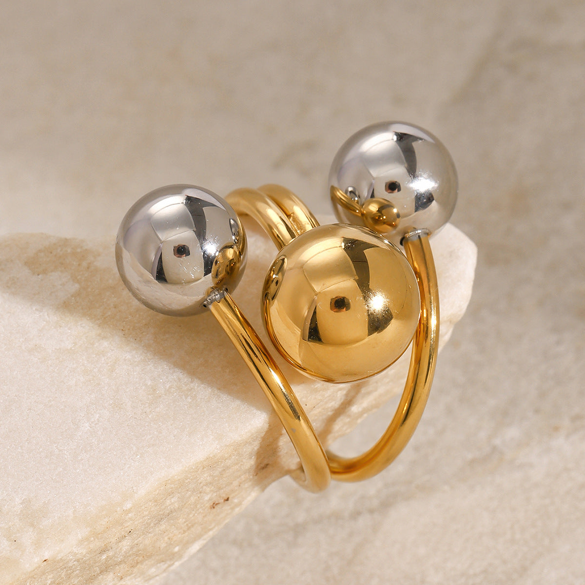 Anello placcato in acciaio inossidabile geometrico con design a colori a contrasto per donna Accessorio di moda minimalista