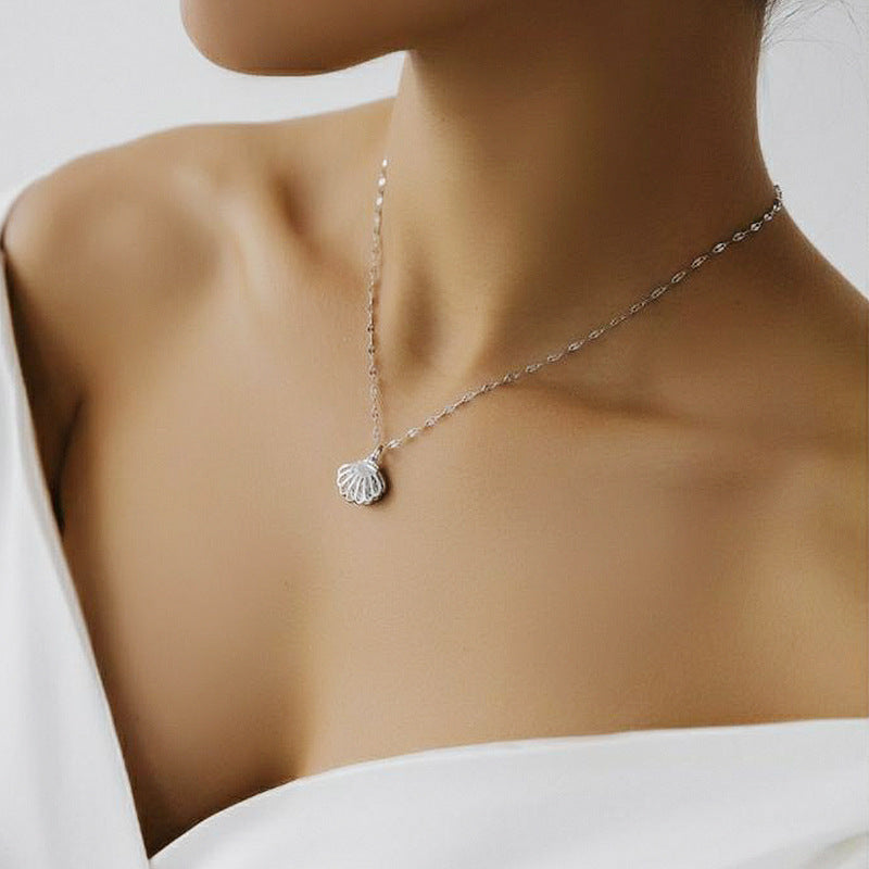 Fashionable Geometric Copper Plated Shell Pendant Necklace for Women with Simulated Pearl Accents and Delicate Collarbone Chain