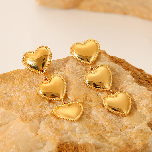 Orecchini Minimalisti a Cuore in Acciaio al Titanio con Placcatura in Oro 18K e Dettaglio Frange da Donna