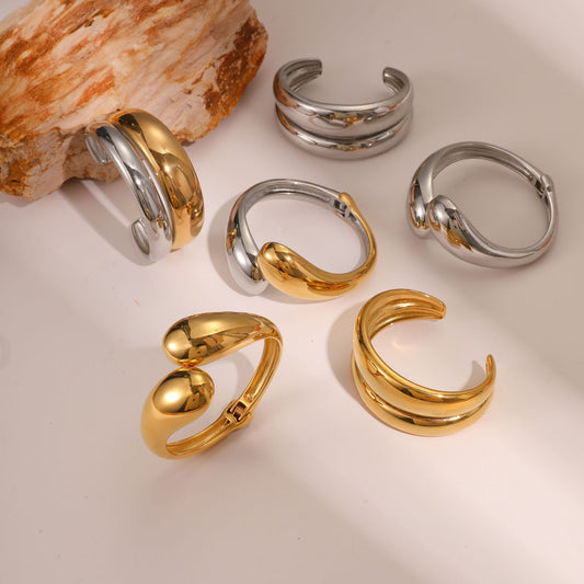 Pulsera de puño de acero inoxidable con diseño geométrico minimalista y acabado chapado para mujer. Elegante joya de mano de alta gama.