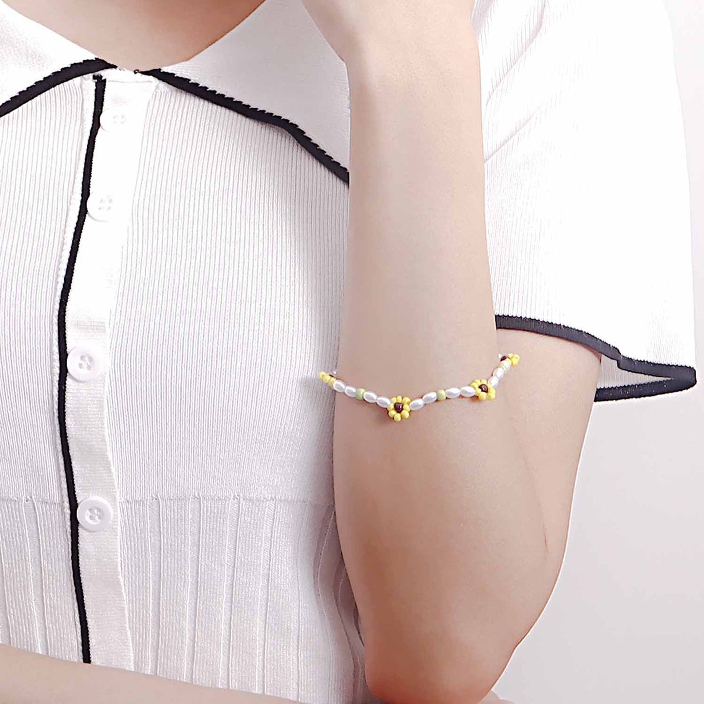 Bohemian Style Daisy Flower Beaded Bracelet for Women with Alloy Base and Electroplated Finish