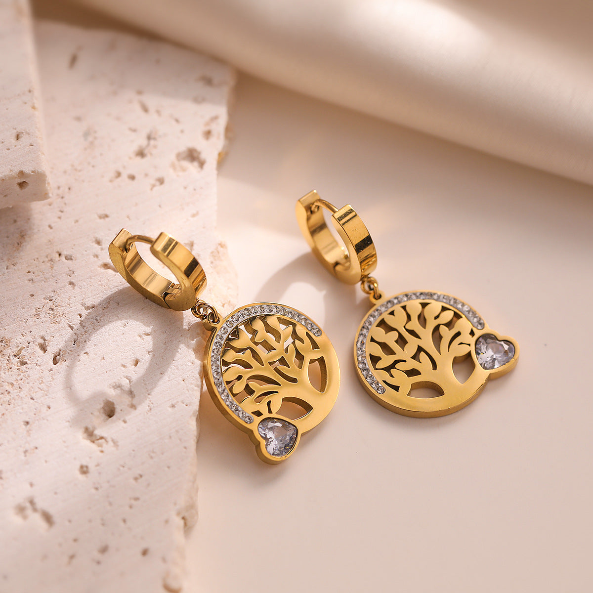 Orecchini minimalisti geometrici in acciaio al titanio placcati oro 18 carati con albero della vita in zircone per donna