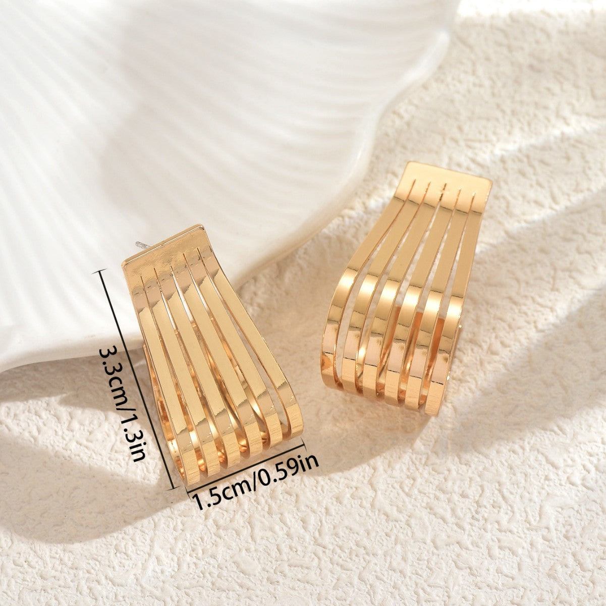Pendientes Geométricos Elegantes de Metal Doblado para Mujer con Base de Aleación de Zinc y Acabado Galvanizado