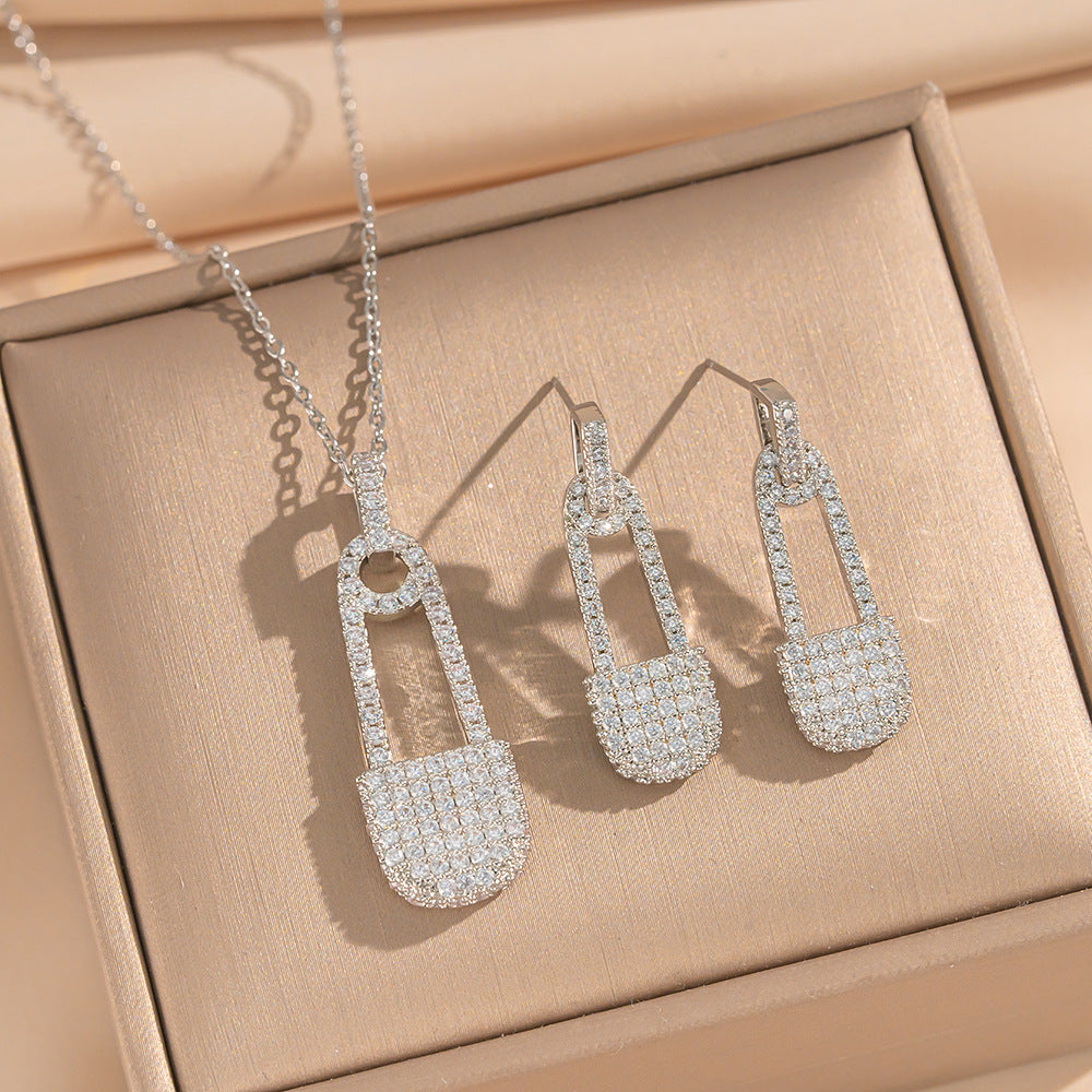 Set di collana e orecchini in acciaio al titanio con zirconi a forma di graffetta minimalista da donna