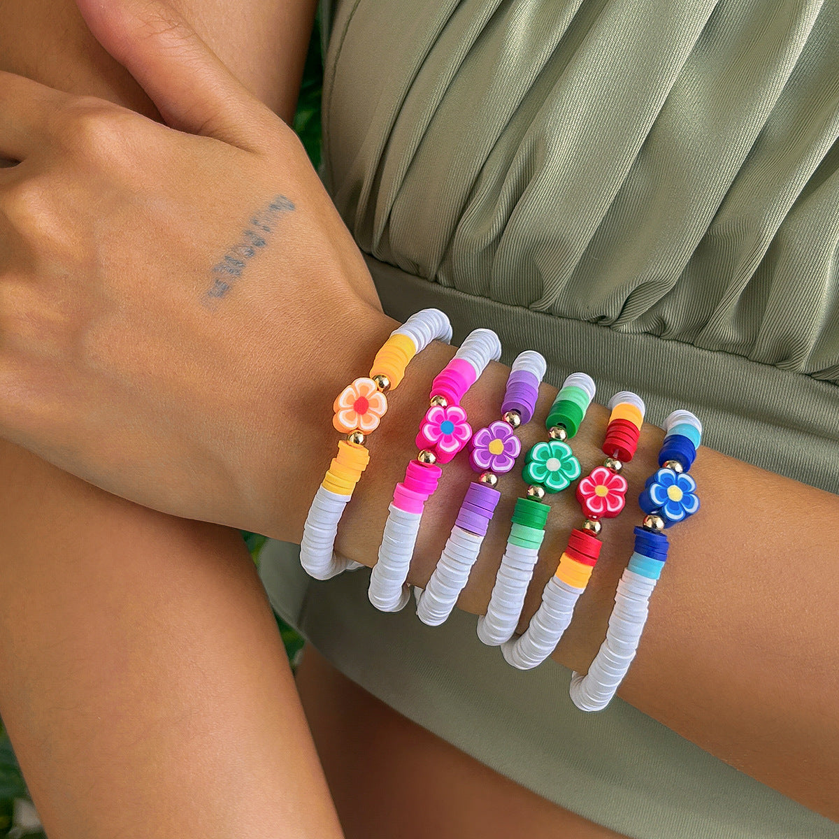 Set de pulseras apilables de arcilla polimérica hechas a mano con flores bohemias para mujer con detalles geométricos y estilo dulce y fresco
