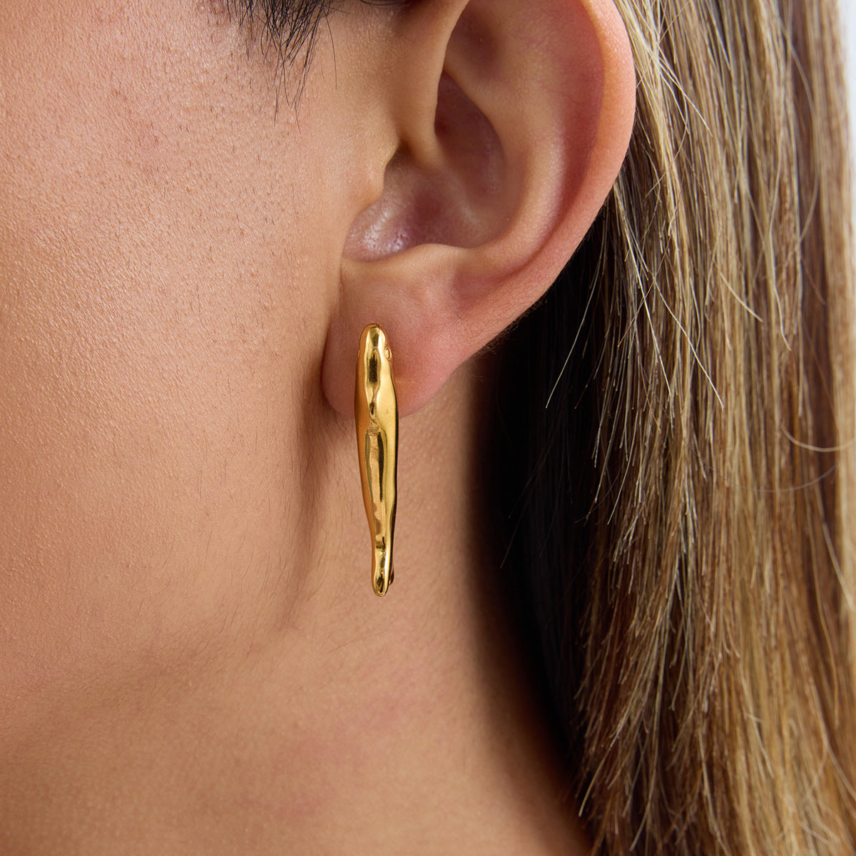 Aretes minimalistas de acero inoxidable con forma de pez y acabado enchapado para mujer, diseño geométrico, moda para uso diario